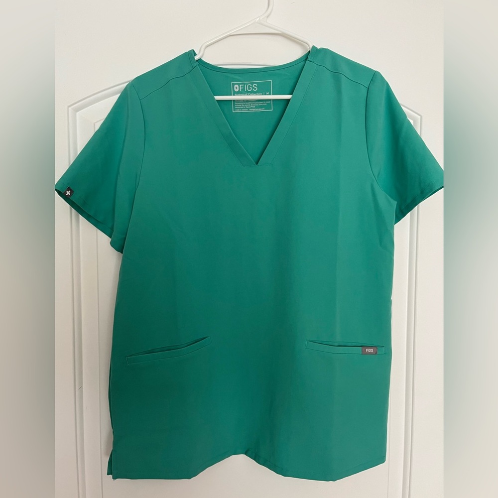 Figs NWOT Surgical green Med Casma 3 pocket scrub top